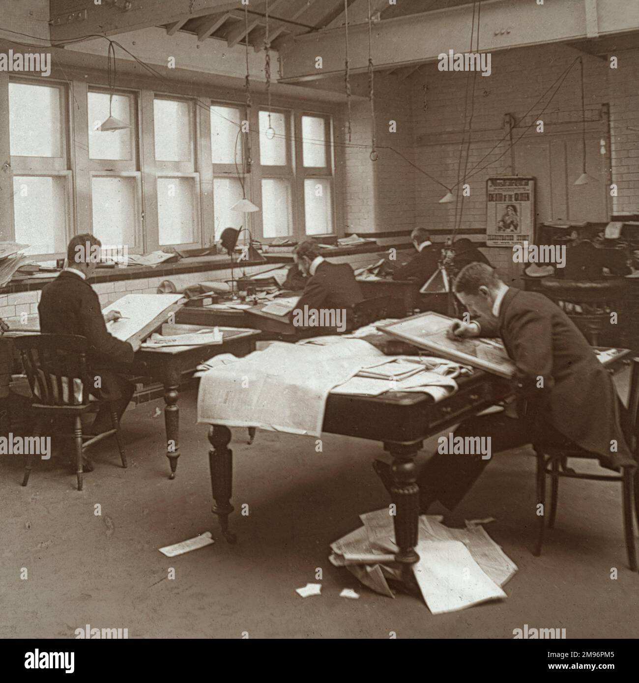 Fotografia del dipartimento d'arte del Daily Mail, con illustratori che lavorano su immagini a grandi tavoli nei giorni in cui l'illustrazione era ancora importante come la fotografia in giornali e riviste. Foto Stock