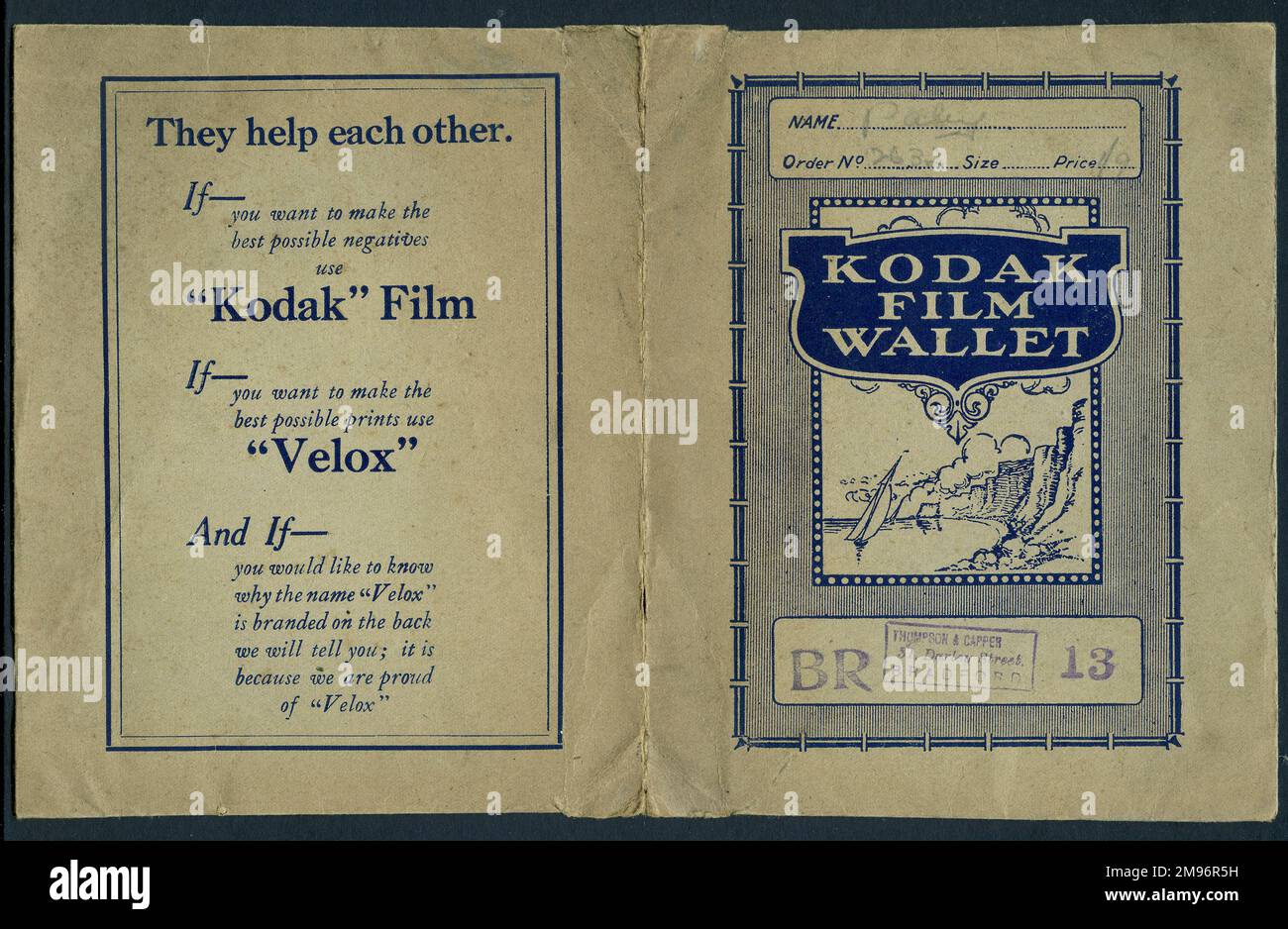 Portafoglio a stampa fotografica, pubblicità Kodak Film, con il marchio di gomma dello sviluppatore, Thompson & Capper di Bradford. Foto Stock