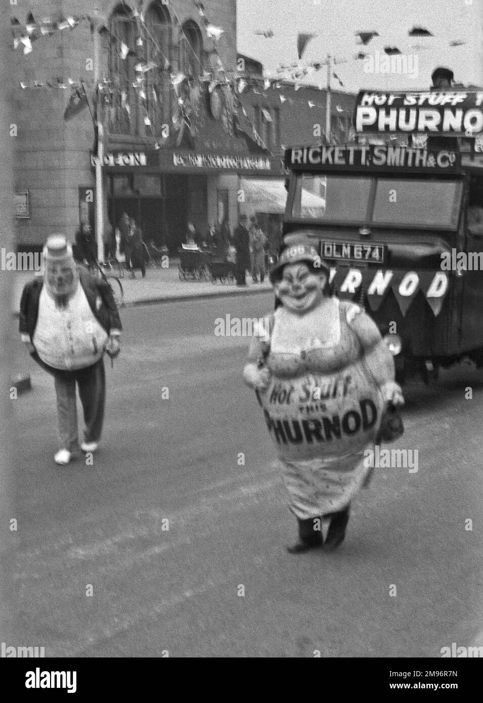 Street scene con fumetti che pubblicizzano Phurnod (un prodotto a carbone), passando per un cinema Odeon. Foto Stock