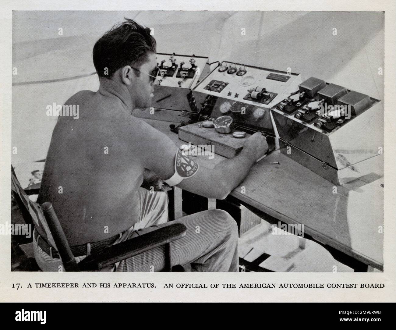 Un cronometro e il suo apparecchio: Un funzionario dell'American Automobile Contest Board Foto Stock