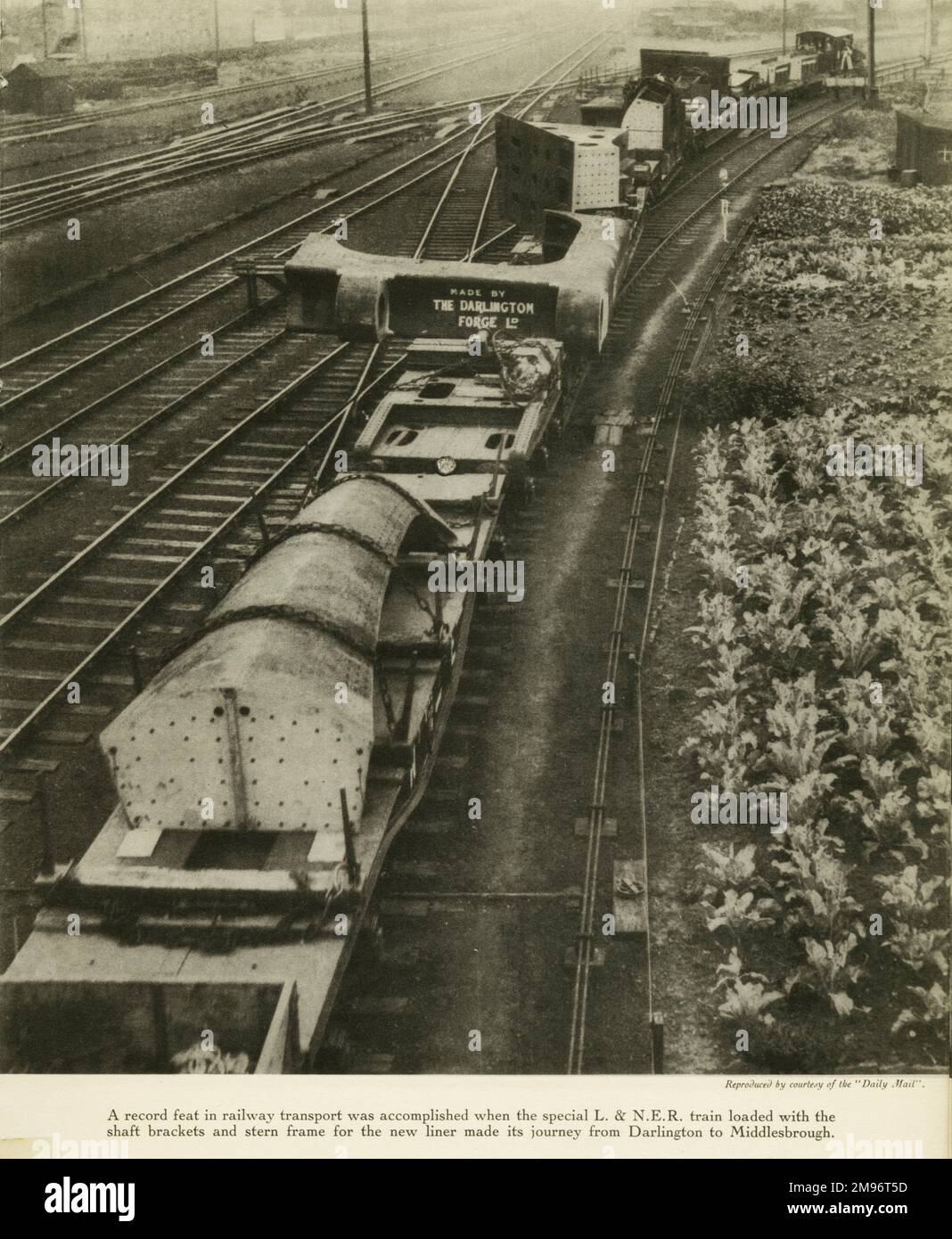 Un'impresa record nel trasporto ferroviario è stata compiuta quando il treno speacial L&NER caricato con le staffe dell'albero e il telaio di poppa per la nuova linea ha fatto il suo viaggio da Darlington a Middlesbrough Foto Stock