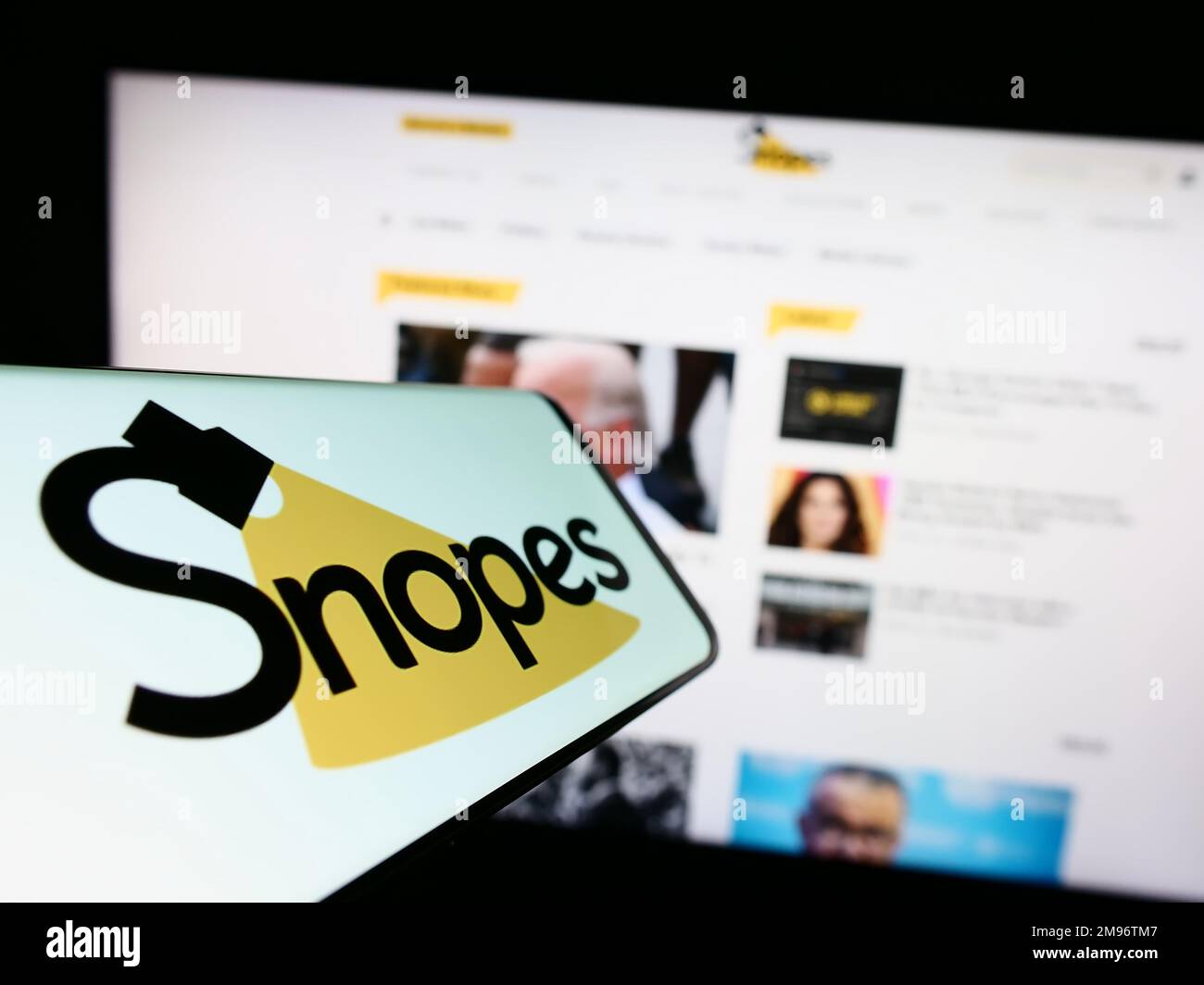 Smartphone con logo della piattaforma americana di controllo dei fatti Snopes Media Group Inc. Sullo schermo di fronte al sito web. Messa a fuoco al centro del display del telefono. Foto Stock