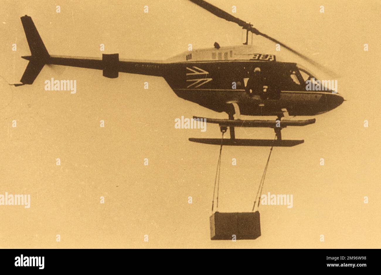 Diversi elicotteri sollevano carico/jeep/ponte, c.196os/1970s Foto Stock