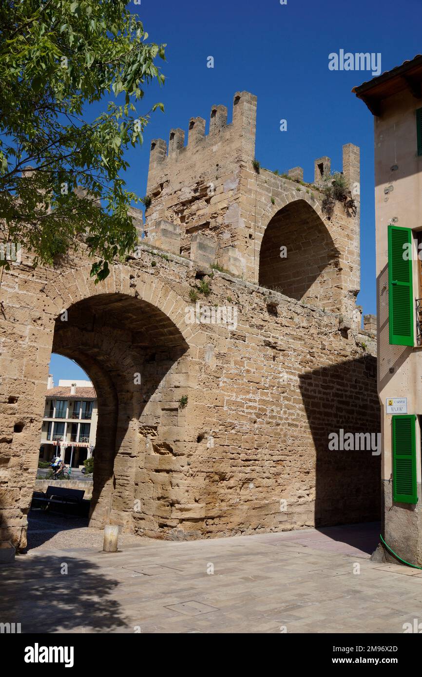 Alcudia, Maiorca, Spagna. L'esterno della storica cinta di porta de Moll raffigurante l'interno della torre. Foto Stock