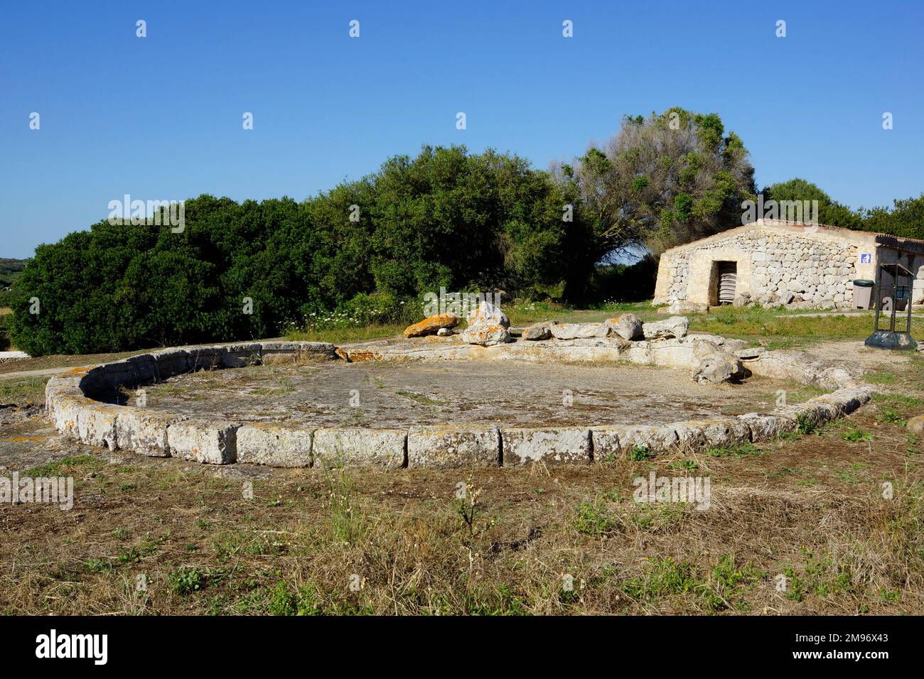 SPAGNA, Isole Baleari, Minorca, Torralba d'en Salort: Scavo preistorico, cerchio megalita Foto Stock