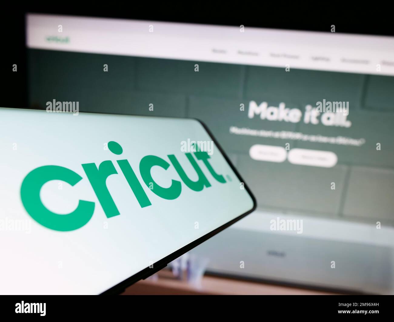 Smartphone con il logo della società americana Cricut Inc. Plotter sul display di fronte al sito web. Messa a fuoco al centro a sinistra del display del telefono. Foto Stock