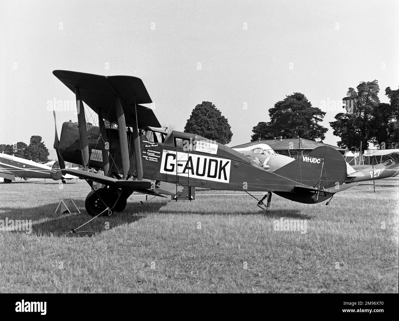 Bristol Type 28 Tourer (msn 6119), anch'esso con registrazione australiana VH-UDC, essendo utilizzato da Barry Hempel alla sua scuola di volo a Richmond, nel nuovo Galles del Sud. Le scarpe da ginnastica Bristol Tourer, Seely e Puma sono state tutte conversioni di Fighters F.2b in eccedenza, o costruite con telai di ricambio. Foto Stock