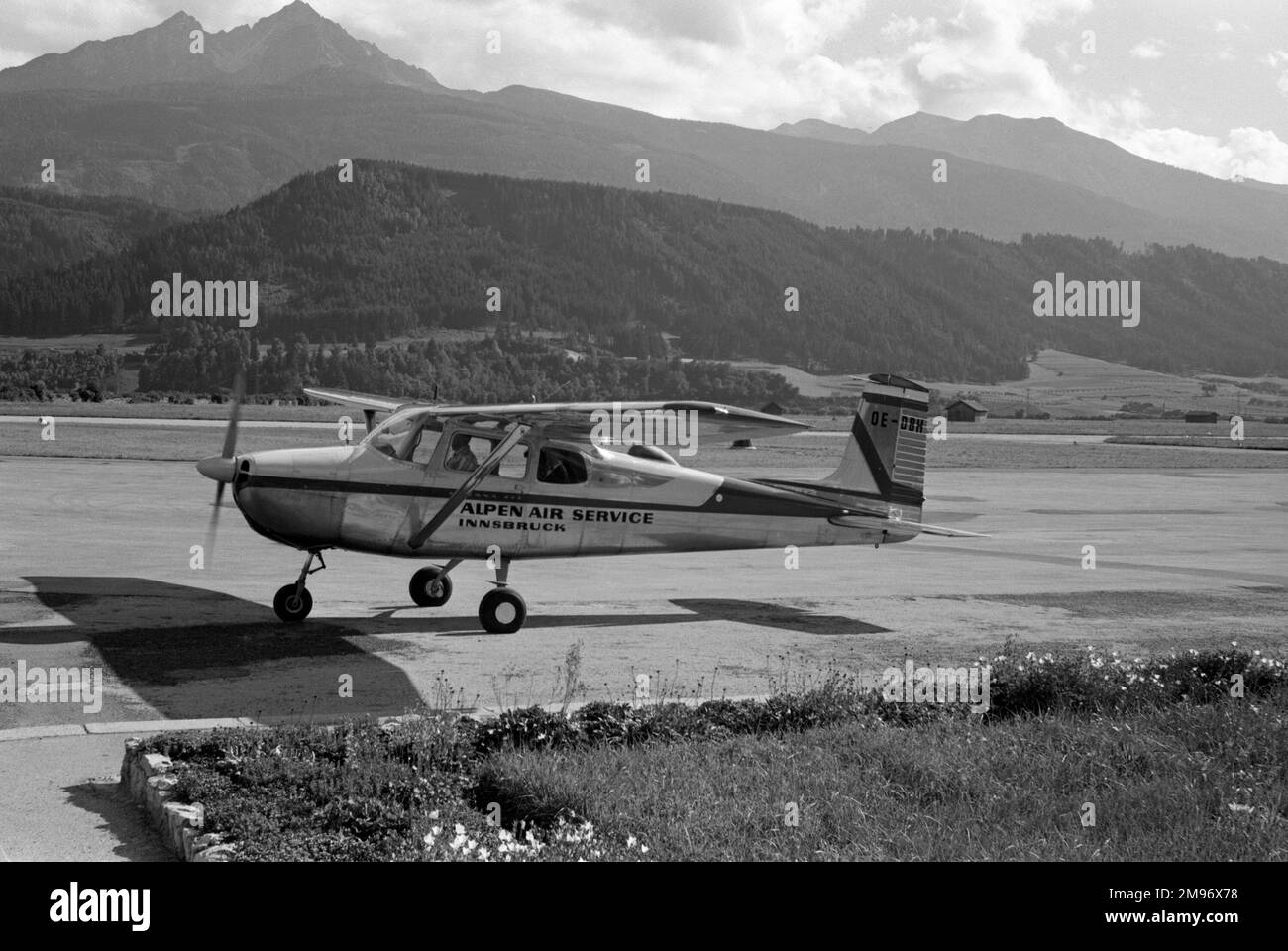 Più Cessna 172s sono stati costruiti di qualsiasi altro aereo, oltre 43.000 dal 1955. Un monoplano ad ala alta da 4 posti è utilizzato principalmente come velivolo leggero per il volo privato. Foto Stock