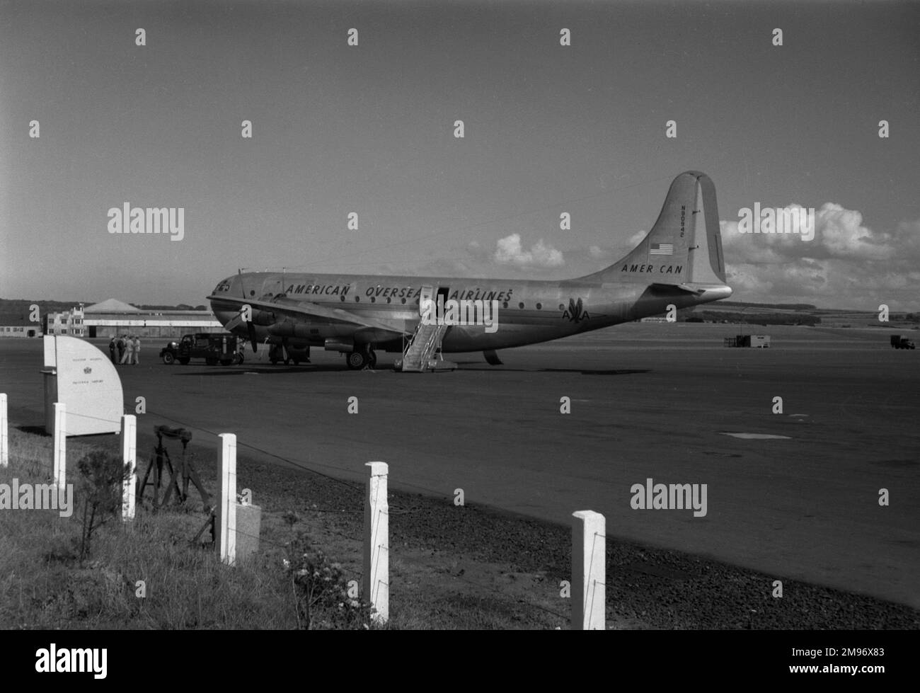 "Flagship Europe" di American Overseas Airlines. Questo aereo ha avuto una collisione con un altro Stratocruiser nel 1967 e fu danneggiato oltre la riparazione. Foto Stock