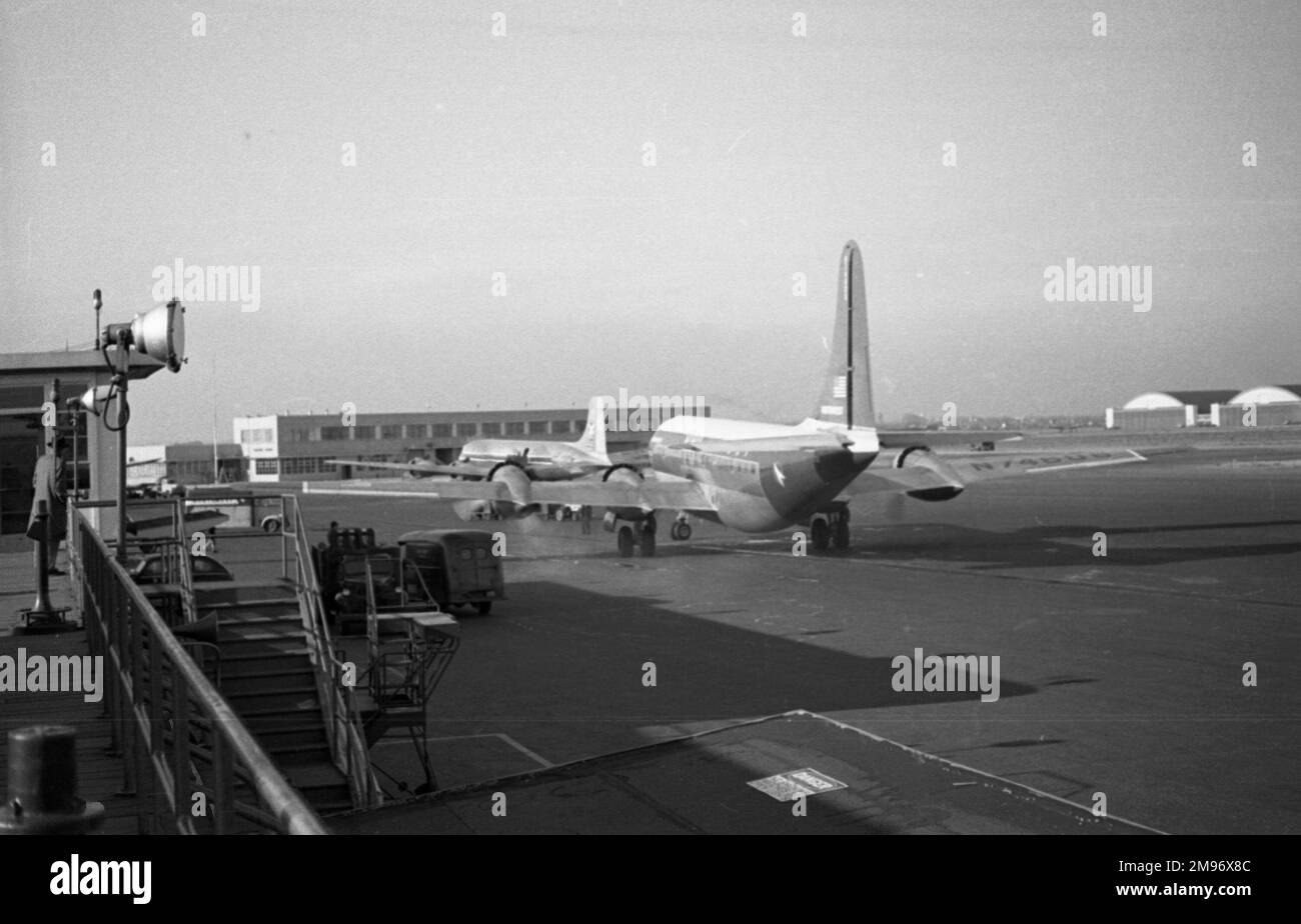 Stratocruiser "Washington" di North West Airlines è stato consegnato nel 1949. Inizialmente utilizzato sulla rotta di Honolulu, alla fine volò anche la lunga rotta di Tokyo. Foto Stock