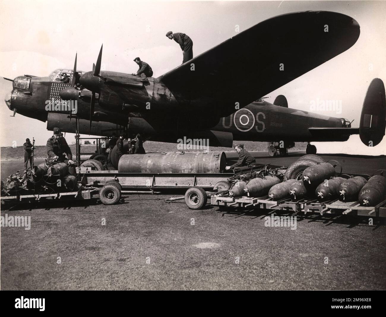 Avro Lancaster i, R5868, «S» per lo zucchero, bombardato. Il veterano di 137 sorties di guerra, inizialmente è stato conservato come guardiano del cancello alla relativa ex base, RAF Scampton ma attualmente è in esposizione come parte della collezione di velivoli di comando del Bomber al museo di RAF, Hendon. Foto Stock