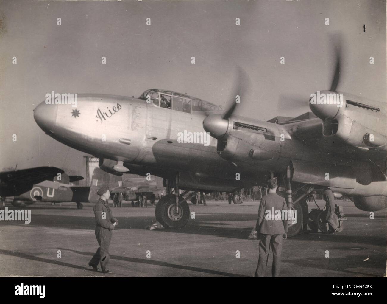 Avro Lancaster i ‘Aries’, PD328 anni, della Empire Air Navigation School di Shawbury, che si scalda prima del suo volo record da Inghilterra a Città del Capo del 32hrs 21min. Questo aeromobile aveva sezioni di naso e coda Lancastrian, carro Lincoln e serbatoi di carburante extra nella baia di naso e bomba. Ha anche portato i più recenti ausili alla navigazione. Dopo una serie di voli a lungo raggio tra il 1944 e il 1947 e che coprono 200.000 miglia, l'aeromobile è stato ritirato. Foto Stock