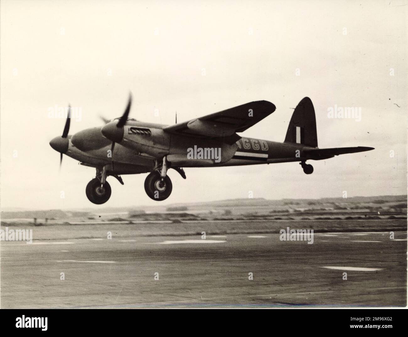 De Havilland Mosquito FBVI, G-AGGD, del BOAC che arriva a terra nel mese di ottobre 1943. Foto Stock