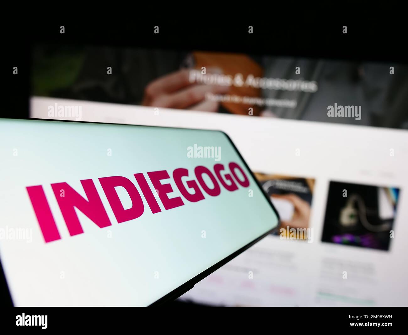 Cellulare con il logo della società americana di finanziamento folla Indigogo Inc. Sullo schermo di fronte al sito web aziendale. Messa a fuoco al centro del display del telefono. Foto Stock