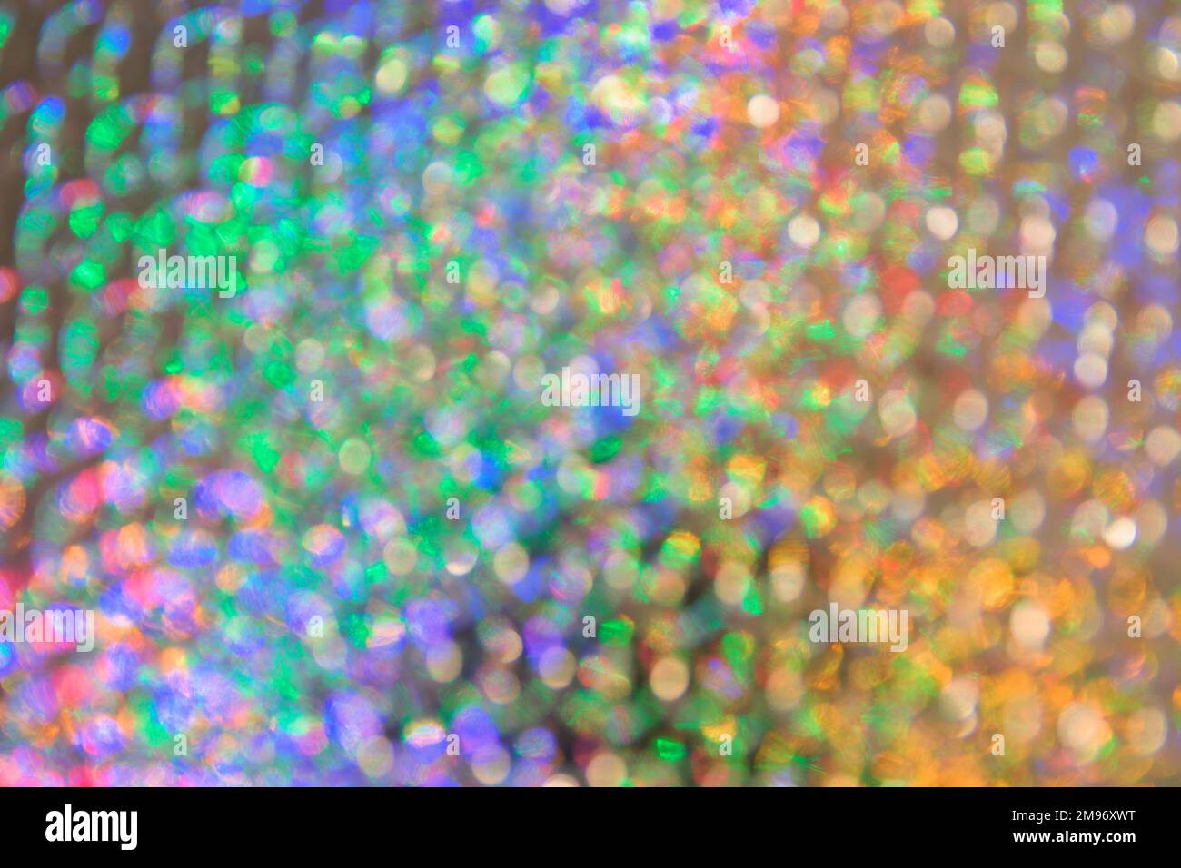 Primo piano di una superficie argentata che riflette i colori brillanti formando una trama di punti sfocati, con bokeh che serve per feste e gioiosi backgrou Foto Stock Primo piano di una superficie argentata che riflette i colori brillanti formando una trama di punti sfocati, con bokeh che serve per feste e gioiosi backgrou Foto Stock