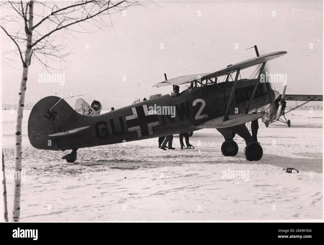 Heinkel He51, in seguito utilizzato come allenatore da combattimento, si scalda nella neve. Foto Stock