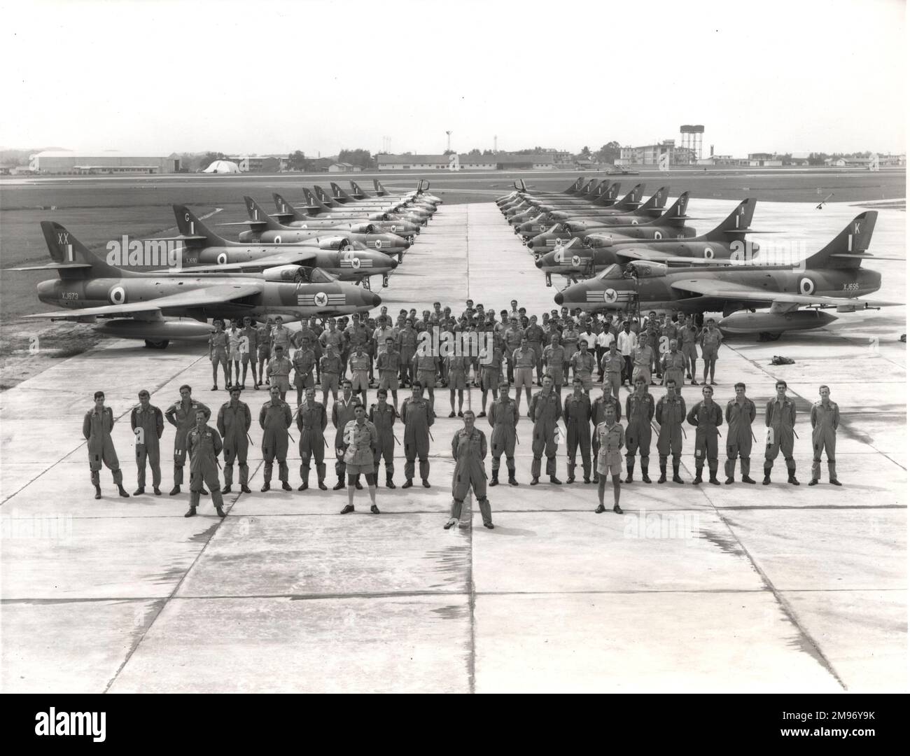 I membri del No20 Squadron, RAF, hanno fotografato con alcuni dei loro Hawker Hunter F6s al RAF Tengah, Singapore, per celebrare il 50th° anniversario dello squadrone. Lo squadrone fu formato 50 anni prima il 1 settembre 1915. Foto Stock