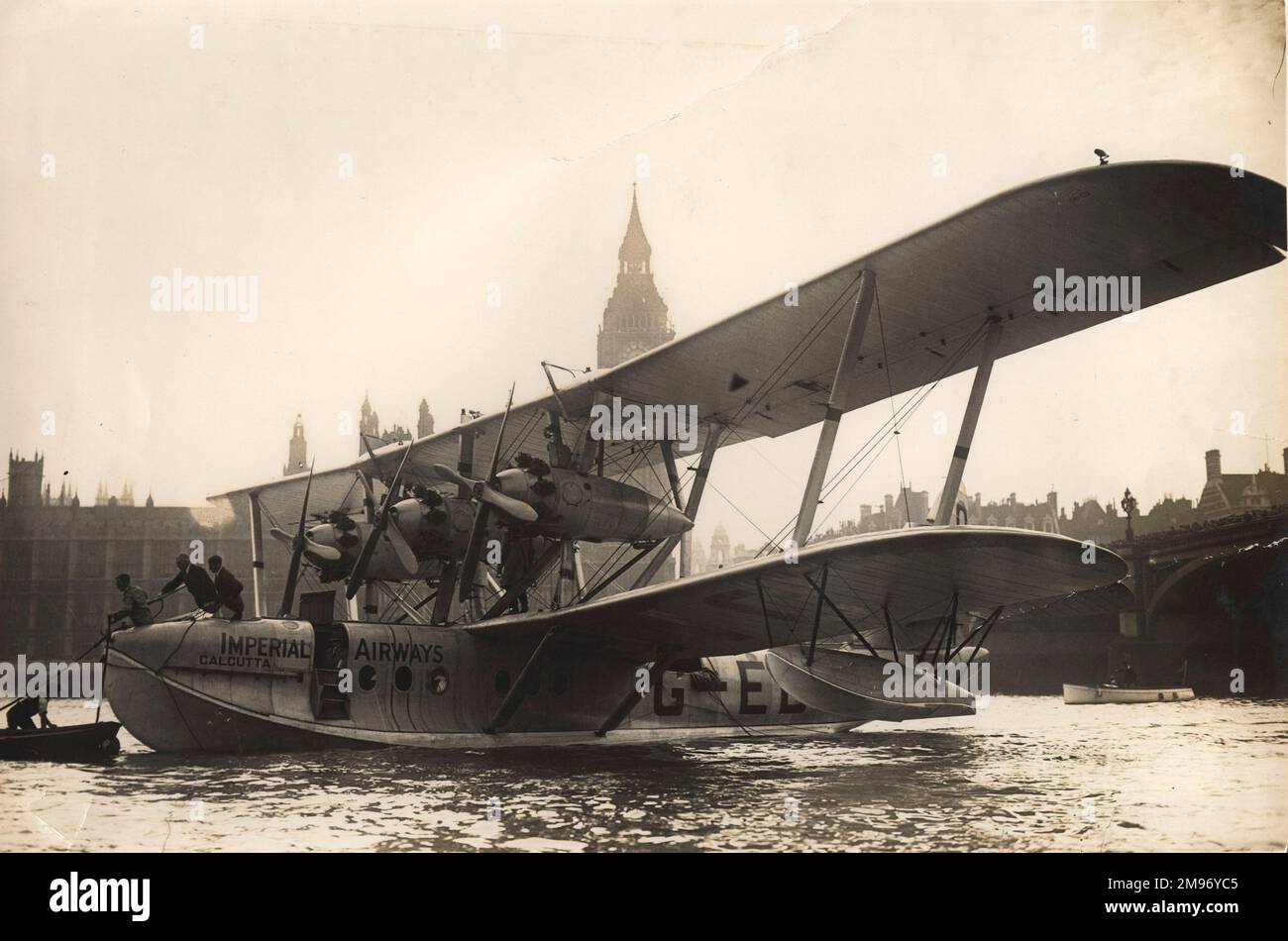 Imperial Airways Short S8 Calcutta, G-EBVG, Città di Alessandria, ormeggiata dalle Case del Parlamento, agosto 1928, dove è stato ispezionato da molti membri di entrambe le Case. Alimentato da tre motori radiali 540hp Bristol Jupiter XIF, il volante poteva ospitare comodamente 15 passeggeri e includeva un buffet con le attrezzature necessarie per uno steward, un bagno e uno spazio per bagagli e posta. L'alloggio è stato previsto per due piloti affiancati in un abitacolo aperto nel naso dello scafo, un vano senza fili essendo montato tra il pozzetto e la cabina passeggeri. Foto Stock