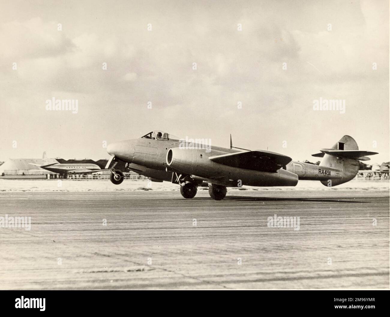 Gloster Meteor F4, RA491, fu inizialmente pilotato da due turbogetti a flusso assiale Rolls-Royce Avon. Si vede qui alla fiera SBAC 1950. Foto Stock