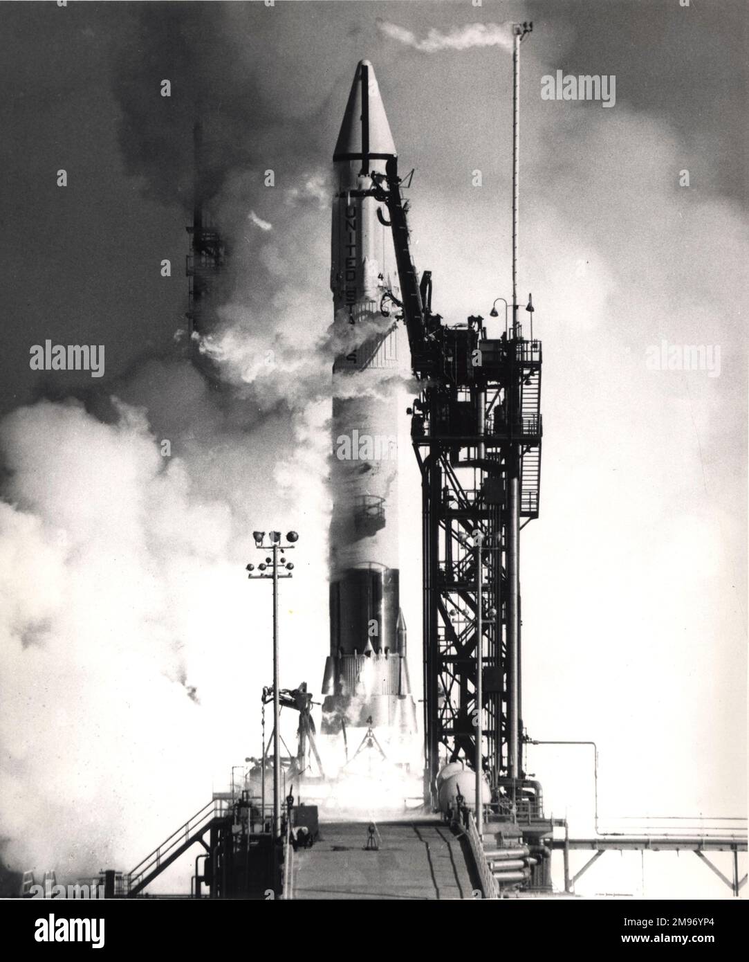 Un Atlas-Centaur 4 si solleva dal complesso di lancio 36 a Cape Kennedy il 11 dicembre 1964 portando un modello del lander Surveyor Moon. Foto Stock