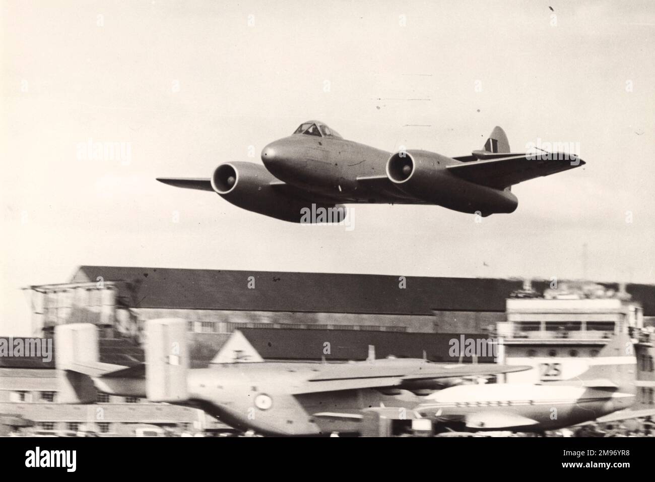 Gloster Meteor F4, RA491, fu inizialmente pilotato da due turbogetti a flusso assiale Rolls-Royce Avon. Si vede qui alla fiera SBAC 1950. Foto Stock