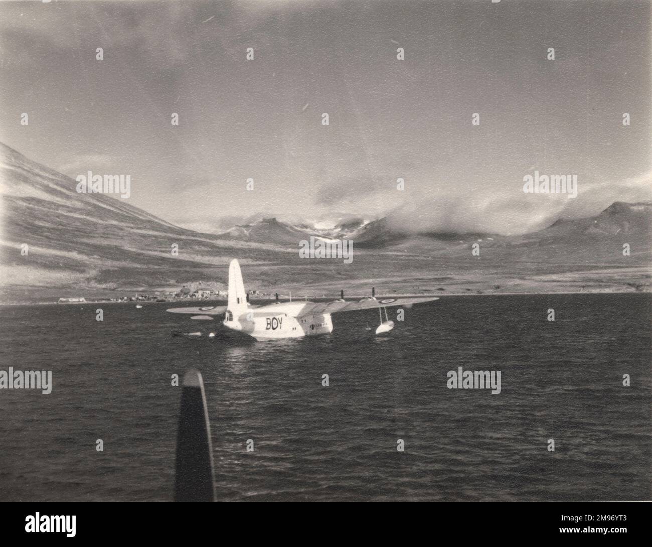 A 230 Squadron RAF Short Sunderland V in Yound Sound, North Groenlandia, 18 agosto 1952. Foto Stock