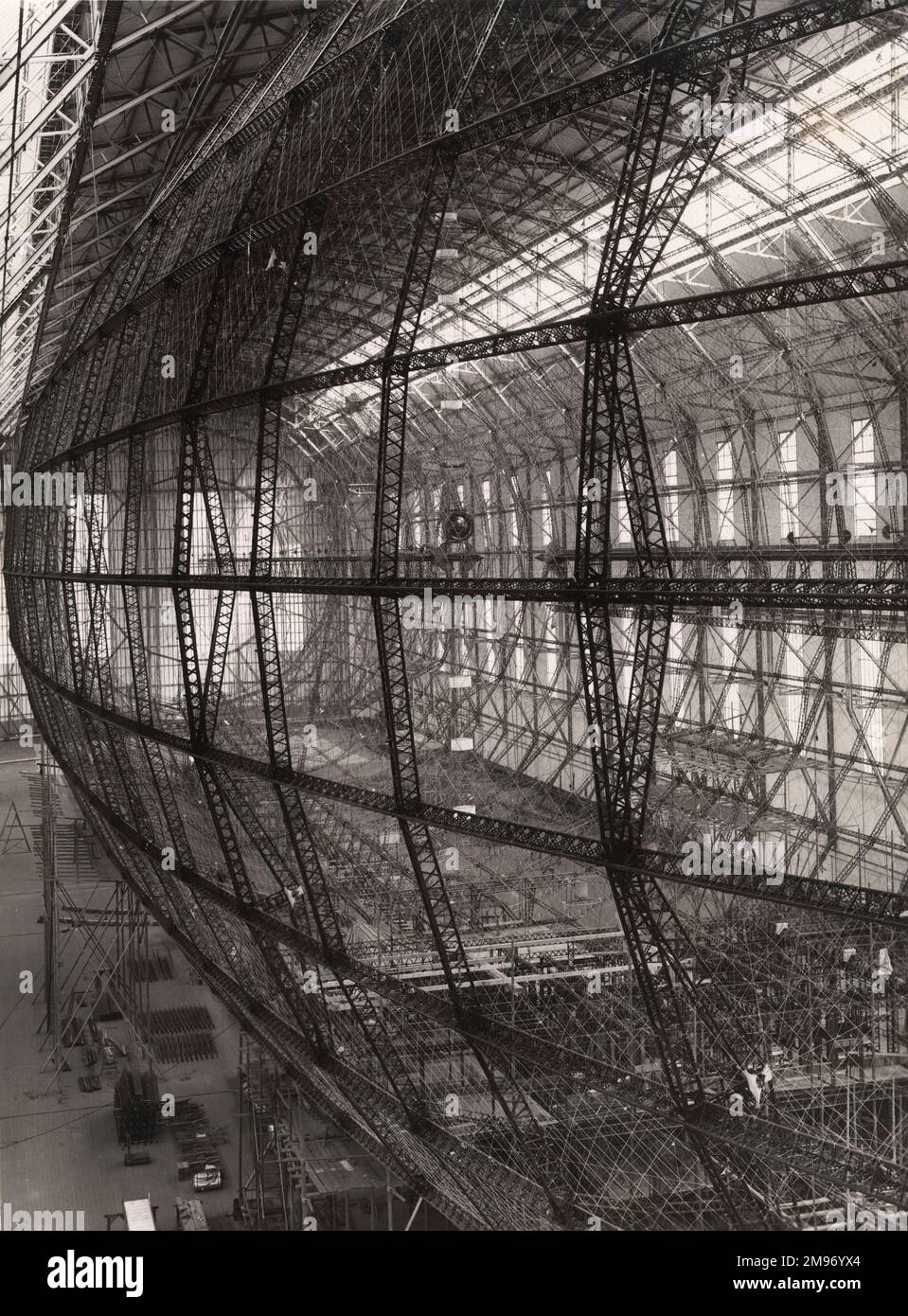 Assemblato a Friedrichshafen tra il 1932 e il 1936, l’enorme scafo dell’Hindenburg è composto da una struttura ad anello composta da travi in duralluminio e fili di rinforzo. Foto Stock