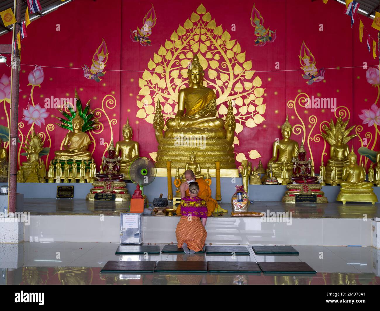 Phuket, Thailandia. Novembre 30, 2022. Tempio del Grande Buddha sull'isola di Phuket. Il turista prega con il monaco nel tempio. Destinazioni di viaggio importanti in Thailan Foto Stock