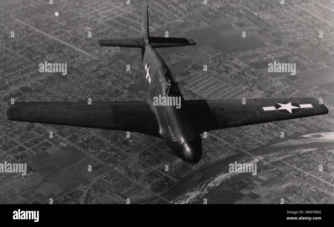 Un P-51B Mustang nordamericano in un volo di prova dallo stabilimento nordamericano di Inglewood, California, nel novembre 1943. Foto Stock