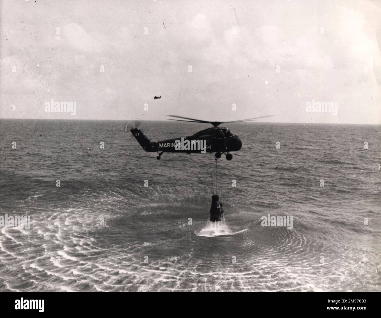 Un elicottero Sikorsky UH-34 solleva la capsula di Mercurio, Freedom 7, dall'Atlantico seguendo il primo volo spaziale sub-orbitale statunitense che trasporta l'astronauta Alan B. Shepard. 5 maggio 1961. Foto Stock