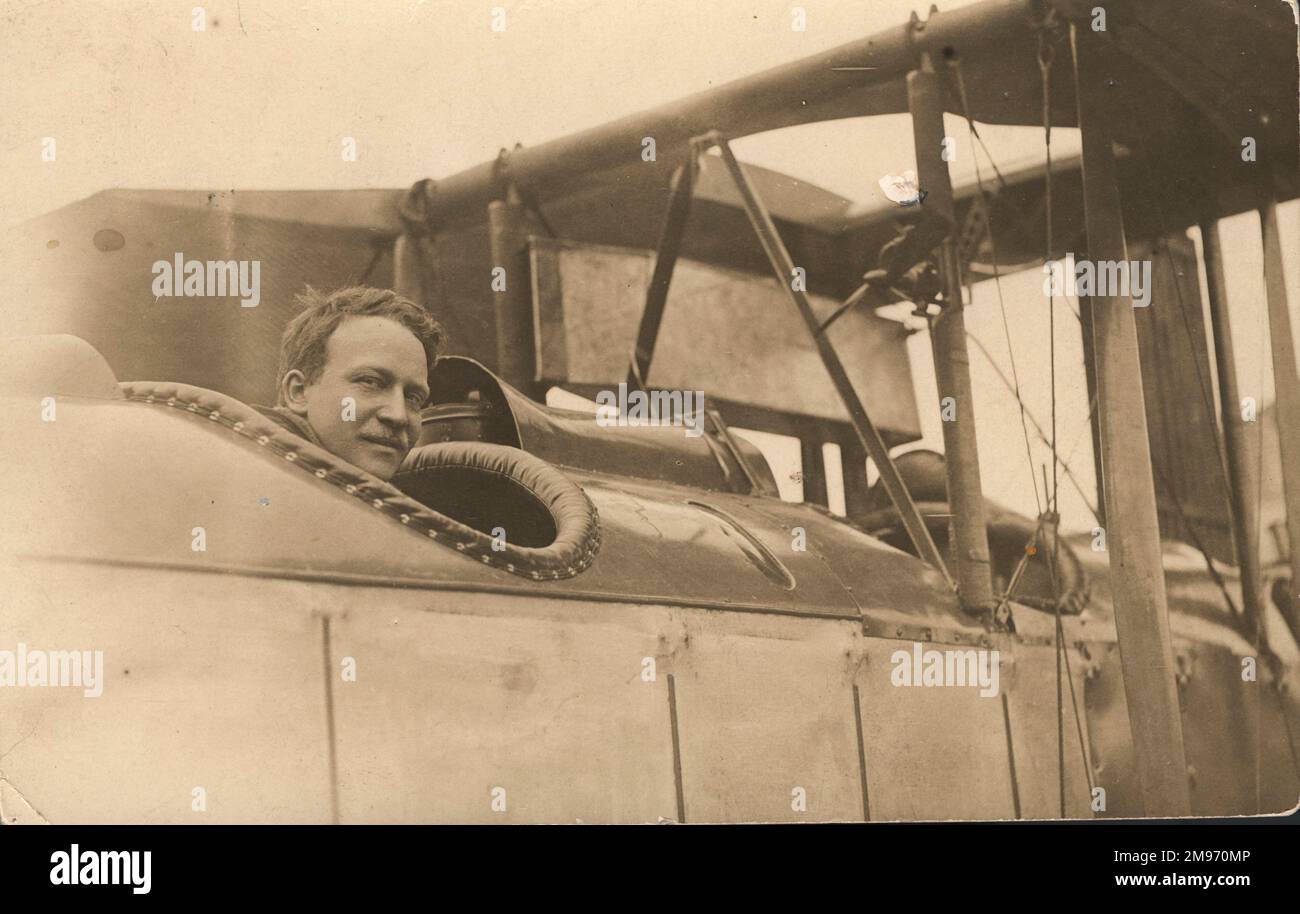 Victor Mahl nell'abitacolo di un idrovolante Sopwith Admiralty di tipo 860. Foto Stock