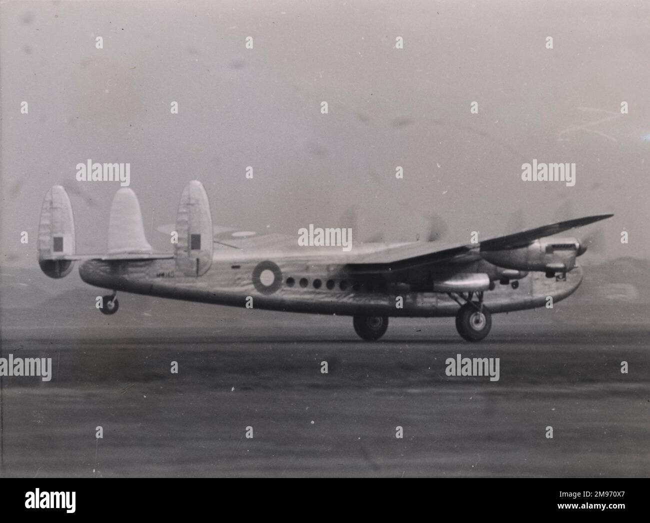 Avro 685 York CMk1, MW140, Endeavour, decollo da Mascot. Questo aeromobile è stato portato in Australia per l'uso da parte del Duca di Gloucester quando governatore generale dell'Australia. Foto Stock