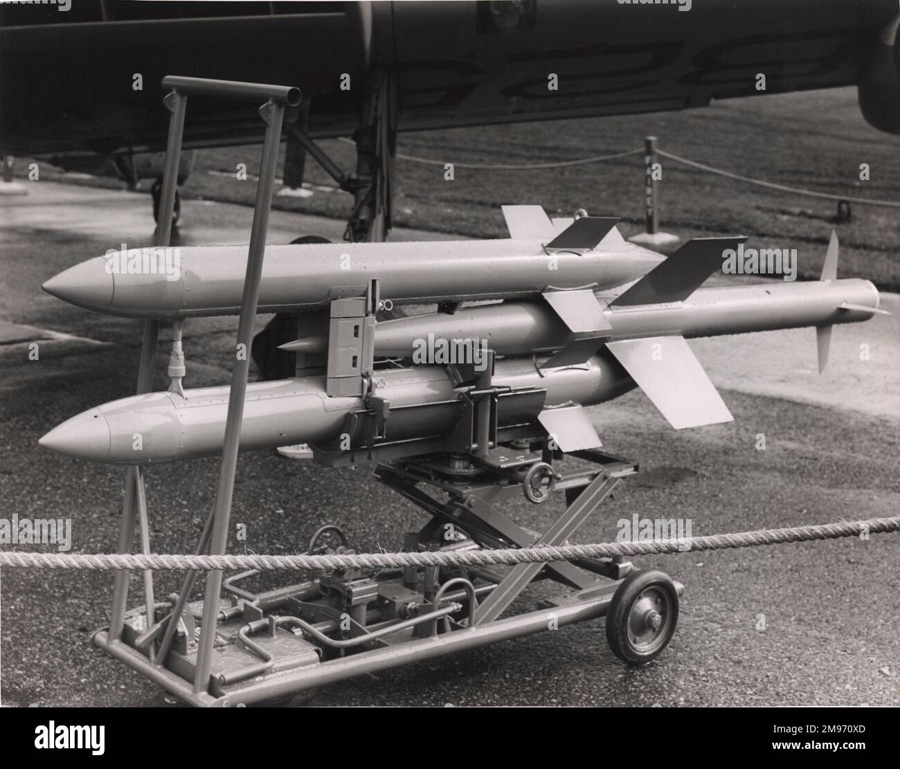 Missile aria-aria Fairey Firreflash sul suo carrello per la movimentazione a terra. Foto Stock