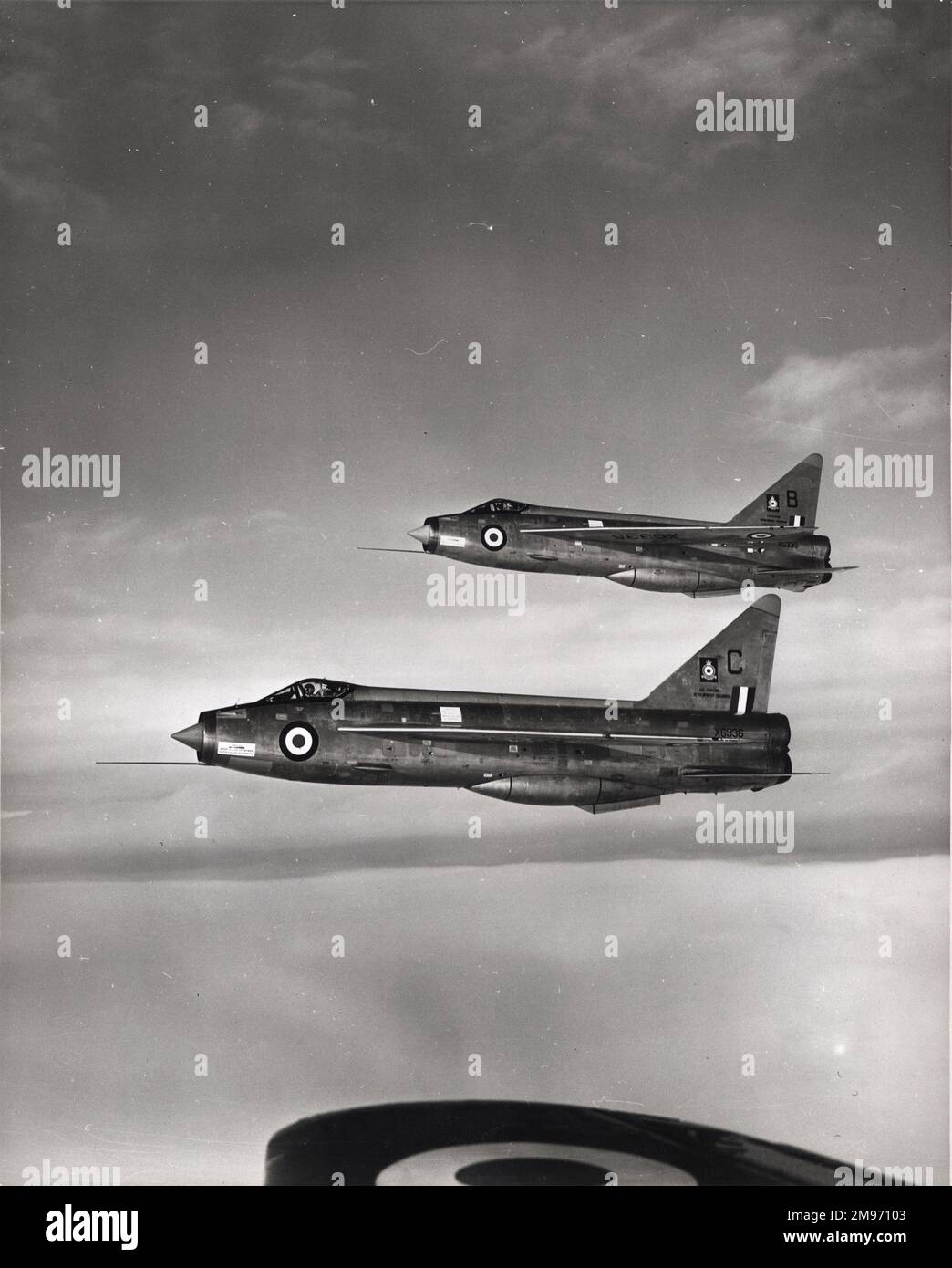 English Electric Lightning F.1 (F1/3) aerei di sviluppo, XG335 e XG336, in volo. Foto Stock