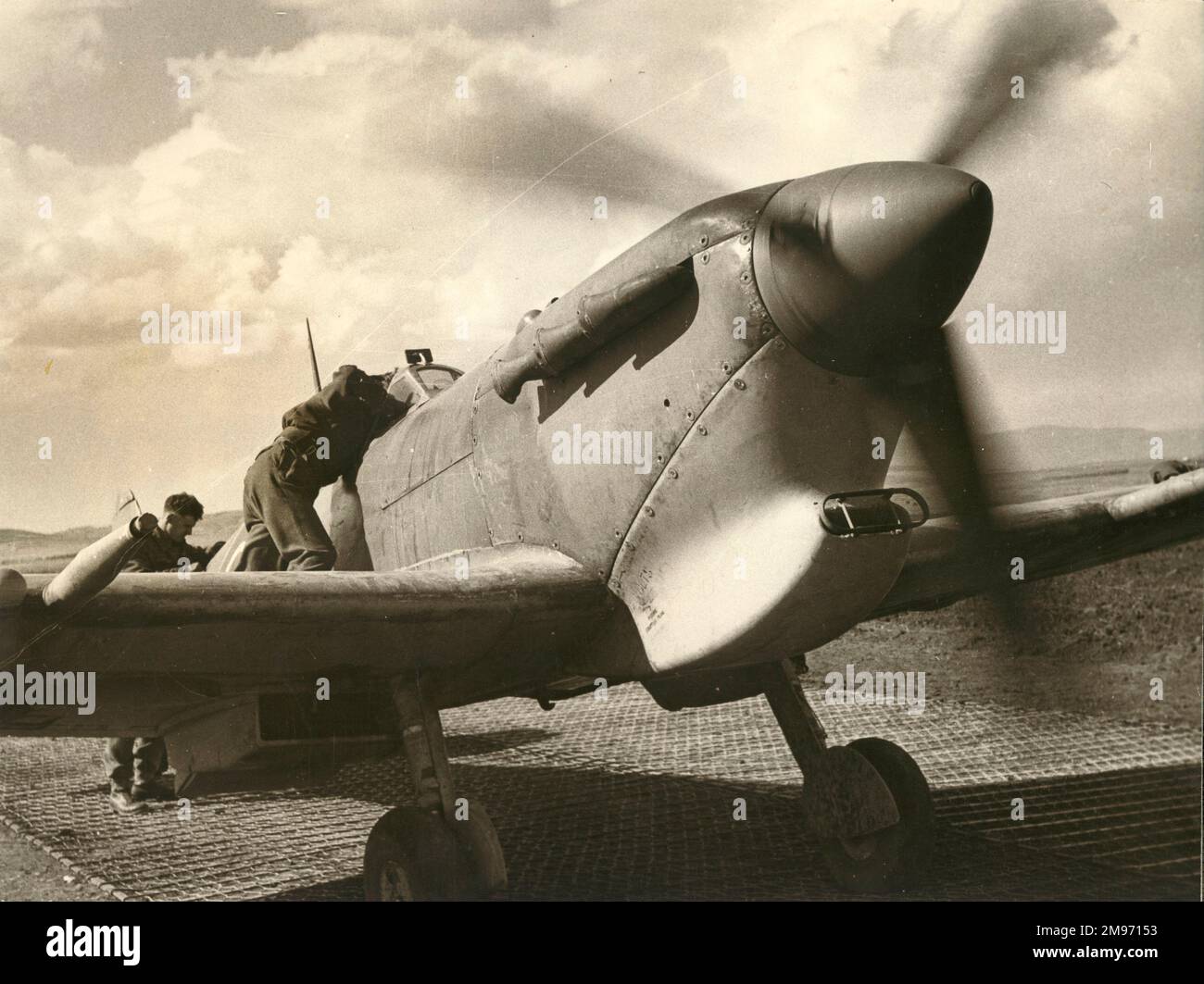 Supermarine Spitfire dotato di un filtro tropicale su un campo d'aviazione in Nord Africa. Marzo 1944. Foto Stock