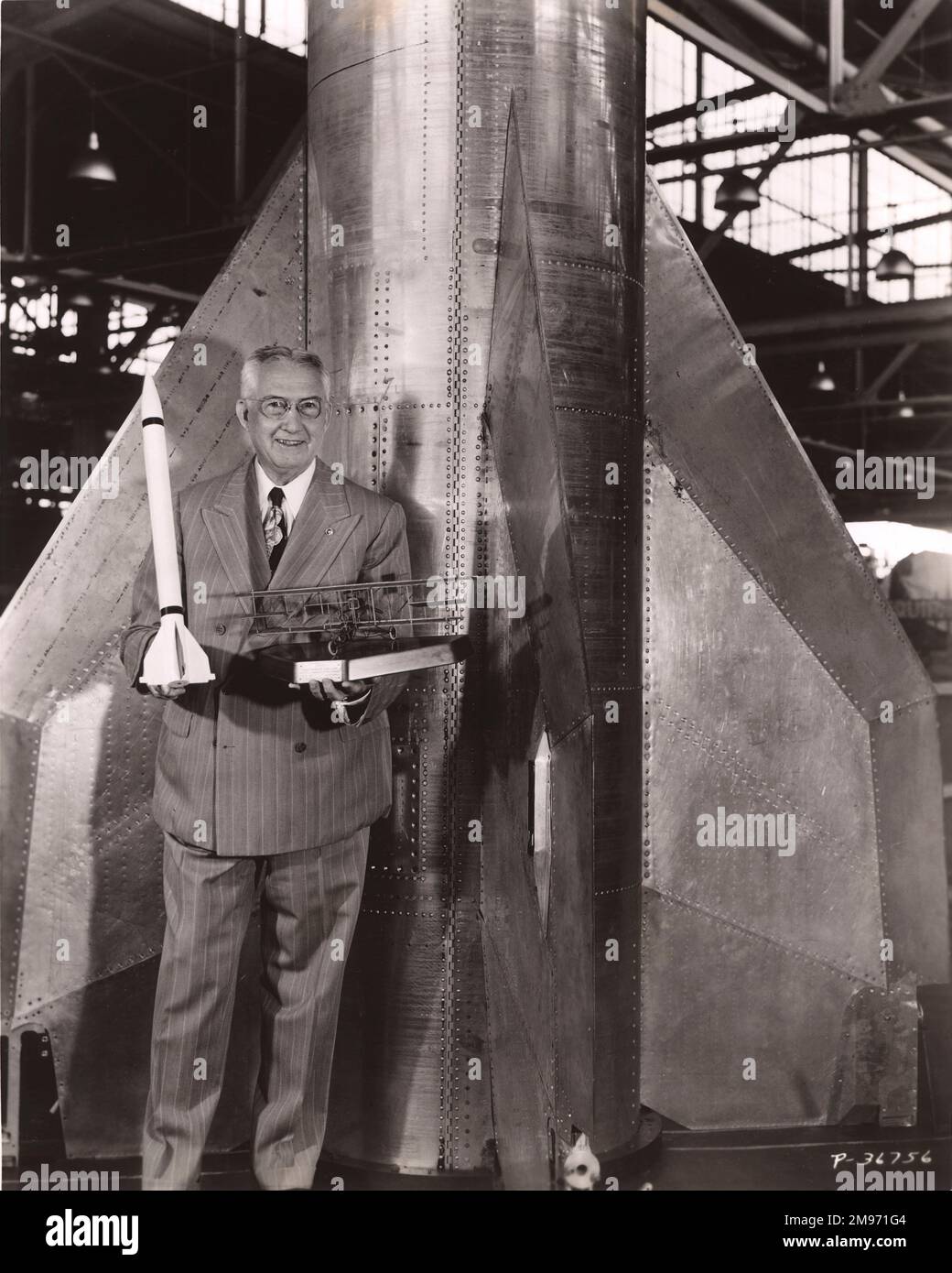 Glenn Luther Martin (1886-1955), fondatore della Martin Aircraft Company, che detiene modelli del Martin Curtiss-type spintore biplanare del 1909 che ha progettato e costruito a Santa Ana, CA, e un razzo vichingo. Foto Stock