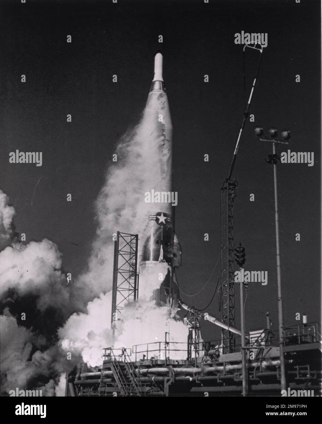 Lancio di un test dal Centro di prova missilistico dell'aeronautica a Cape Canaveral di un Atlante di Convair e ICBM. Febbraio 1962. Foto Stock