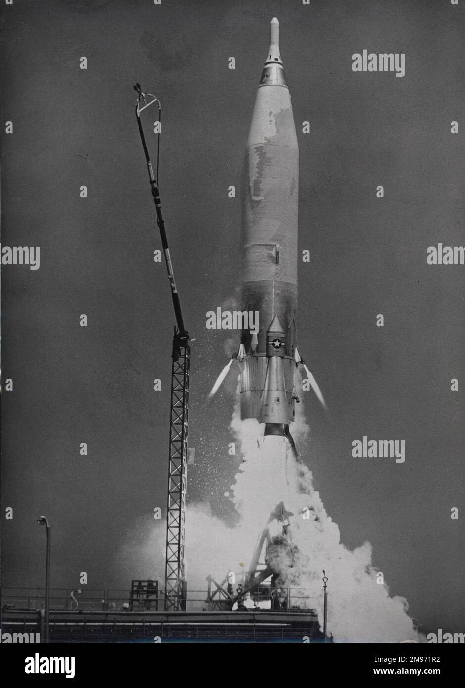 Lancio di un test dal Centro di prova missilistico dell'aeronautica a Cape Canaveral di un Atlante di Convair D ICBM. Maggio 1960. Foto Stock
