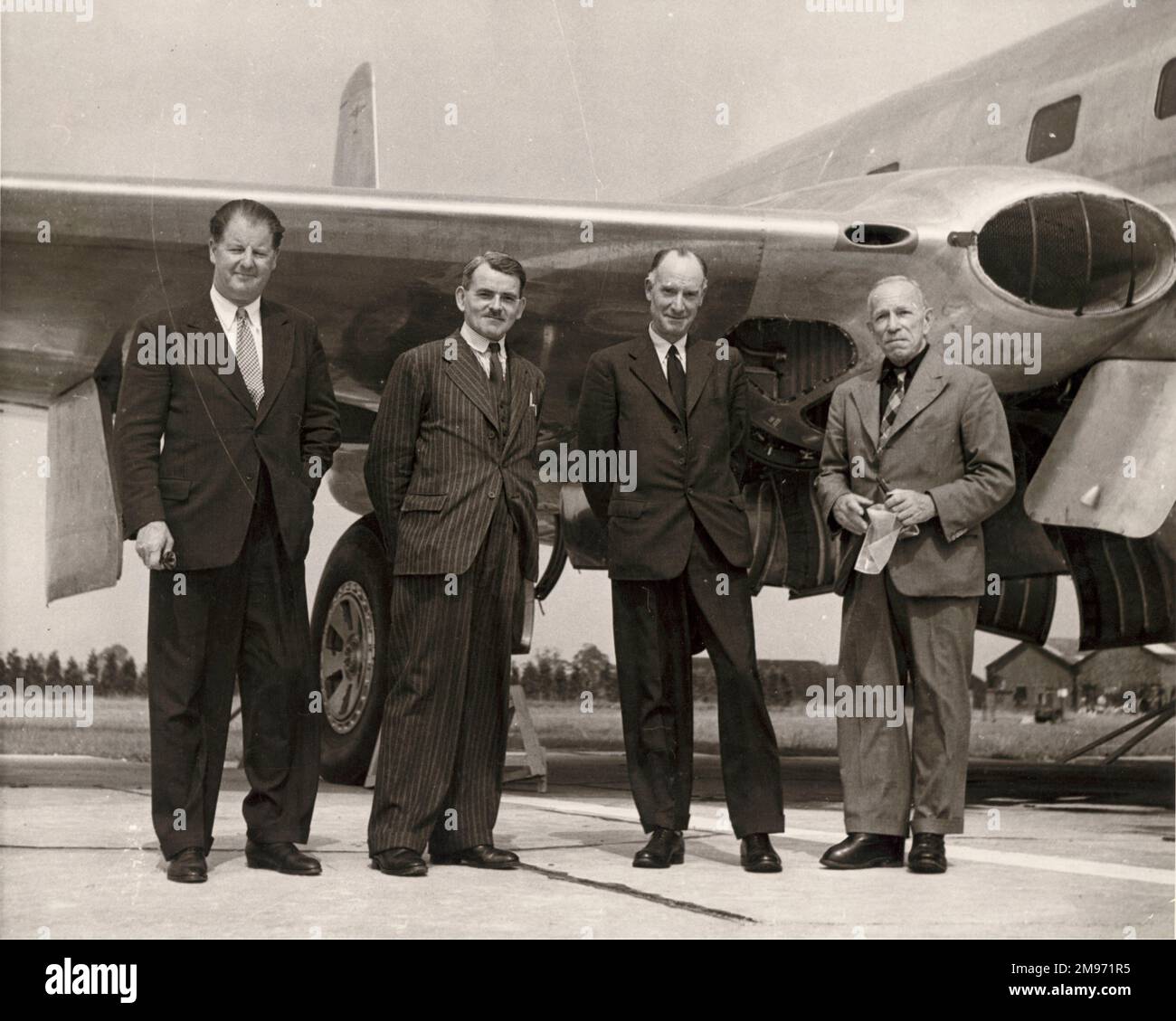 Da sinistra: Il maggiore Frank Halford, Sir Frank Whittle, Sir Geoffrey de Havilland e C.C. Walker davanti al primo prototipo de Havilland Comet. Foto Stock