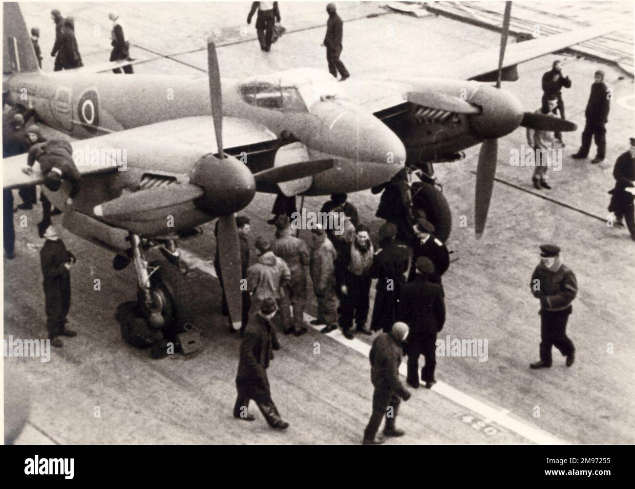 Modificato de Havilland Mosquito FBVI, LR359, che ha reso indifattibile il 25 marzo 1944 il primo atterraggio su HMS a doppio motore portato da carrier pilotato da Lt CDR Eric Brown. Foto Stock