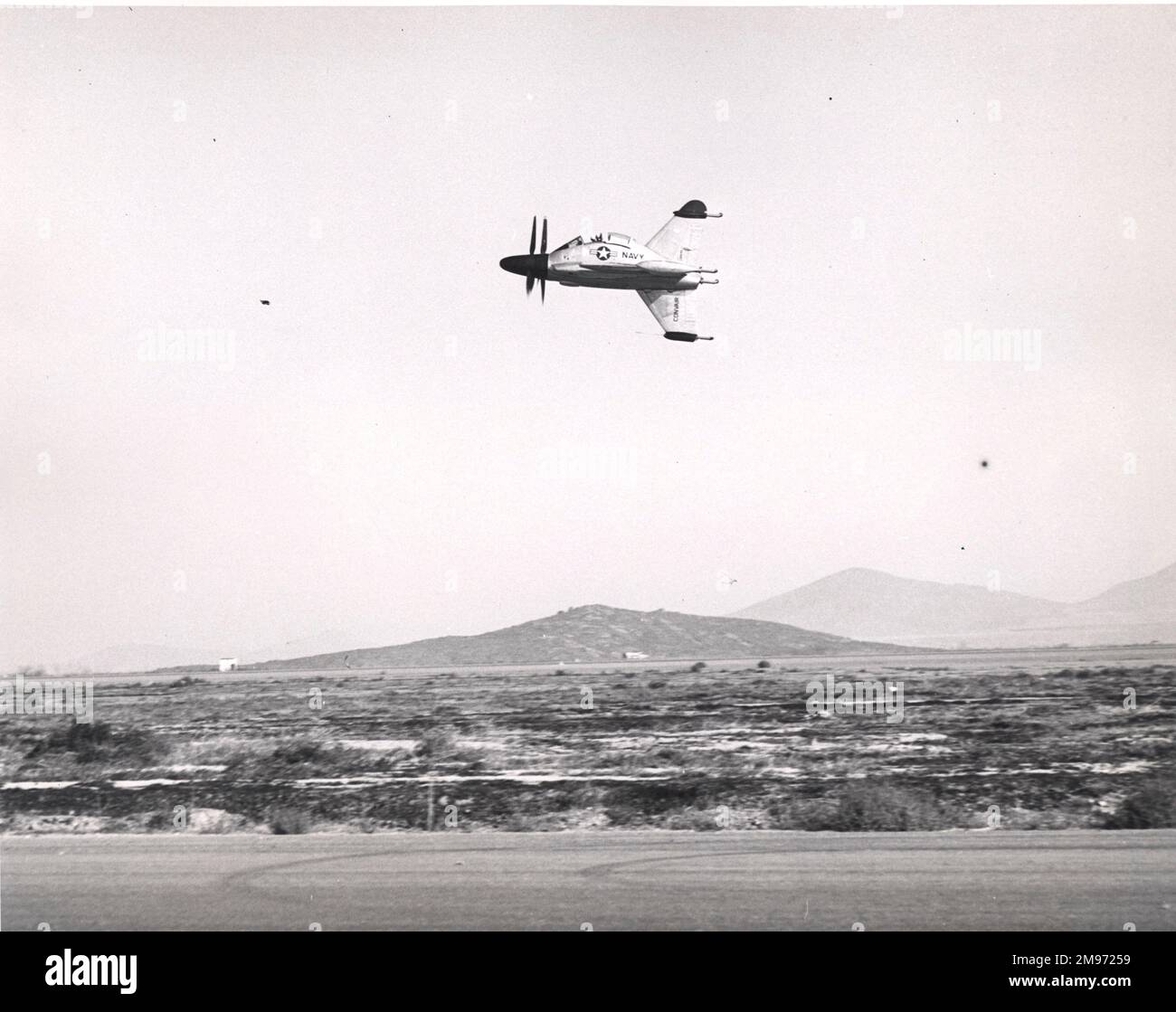 Il convair XFY-1 vola oltre la Brown Naval Auxiliary Air Station vicino a San Diego, California, a circa 230kt km. Foto Stock