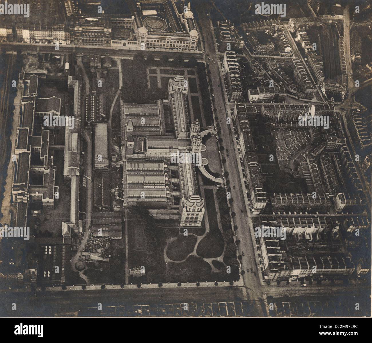 Questa vista è della regione di South Kensington nel quartiere di Cromwell Road. Gli edifici sono visti da ovest. L'ampia strada che corre fino alla fotografia è Cromwell Road e dietro la fila di case private sul lato destro saranno riconosciuti Harrington Road, South Kensington Railway Station, Thurloe Square e Thurloe Place che conducono a Brompton Road. A sinistra della Cromwell Road si trova il Museo di Storia Naturale e dietro di esso le piccole strutture dell'Osservatorio di fisica solare, il Museo della Scienza lunga e il nuovo Collegio Imperiale di Scienza e tecnologia sono Foto Stock