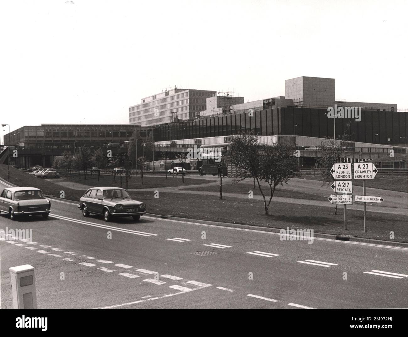 Il complesso del terminal presso l'aeroporto di Gatwick nel maggio 1974. Foto Stock