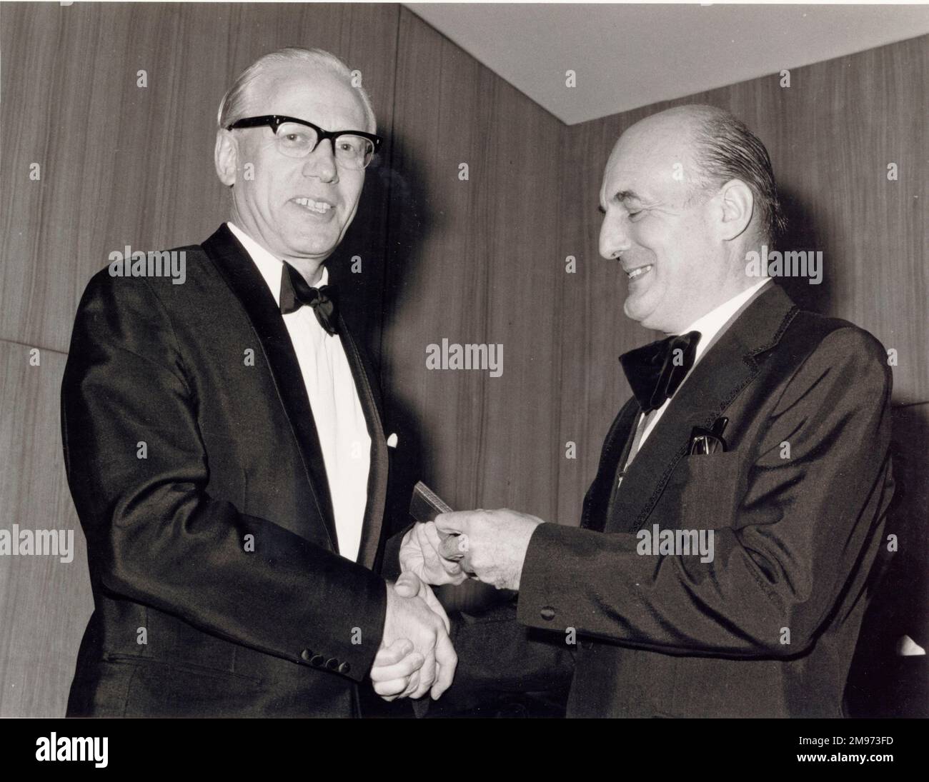 Sir Frederick Page riceve la sua Medaglia d'oro Raes il 5 dicembre 1974. Foto Stock
