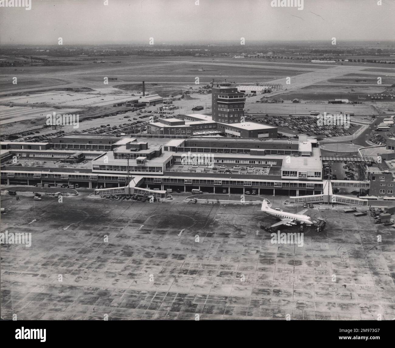 Una vista aerea del lato sud-est dell'edificio passeggeri e della torre di controllo, Heathrow Airport Central, da un elicottero BEA S-55 che parte per la South Bank. Foto Stock