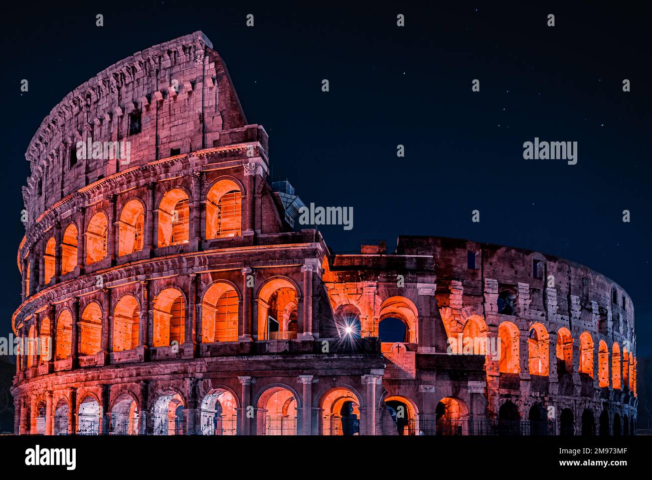 Autentico paesaggio notturno del grande Colosseo di Roma sotto il cielo stellato. Mezzanotte a Roma. Foto Stock