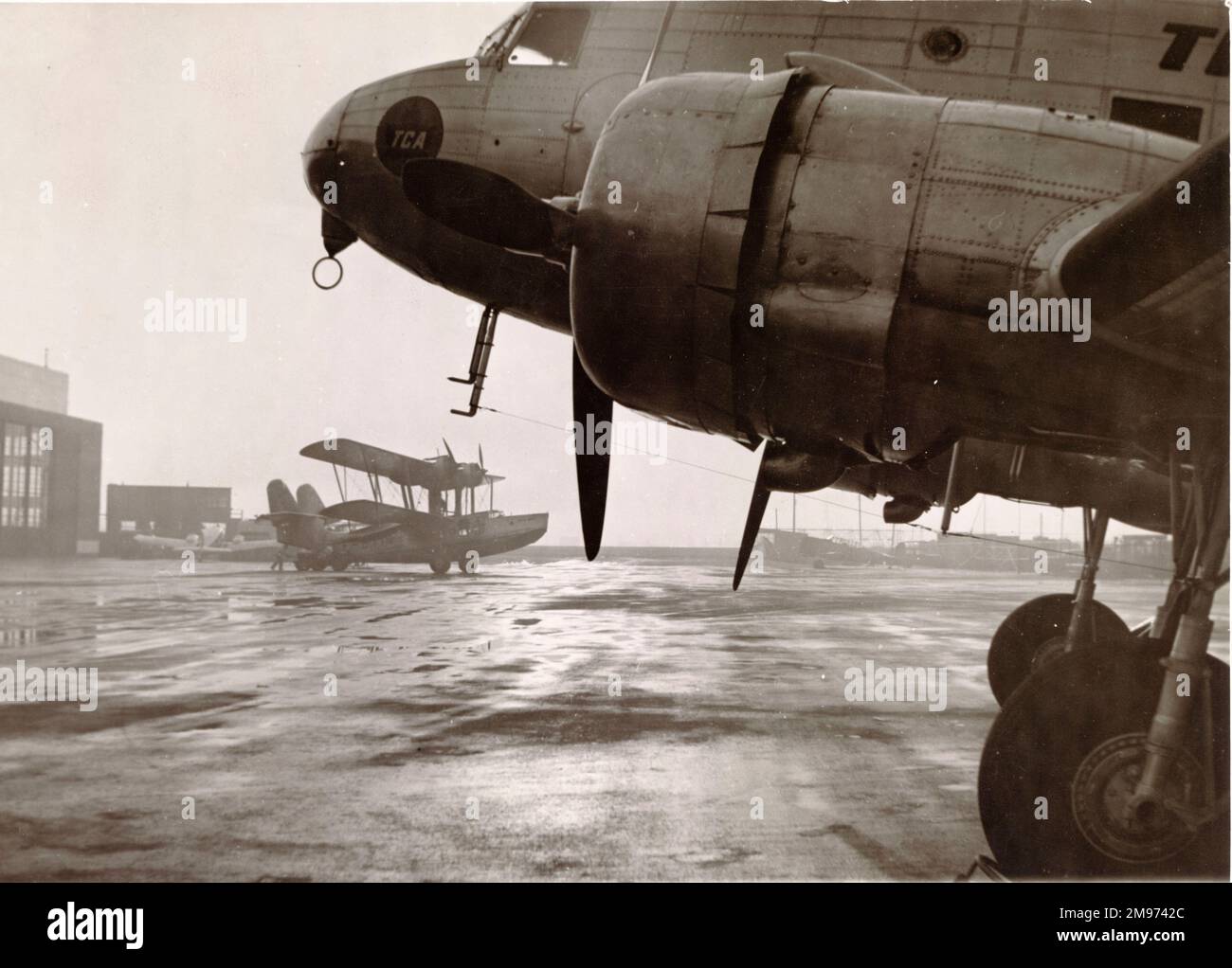 Douglas DC-3 con uno Stranraer Supermarino sullo sfondo. Foto Stock