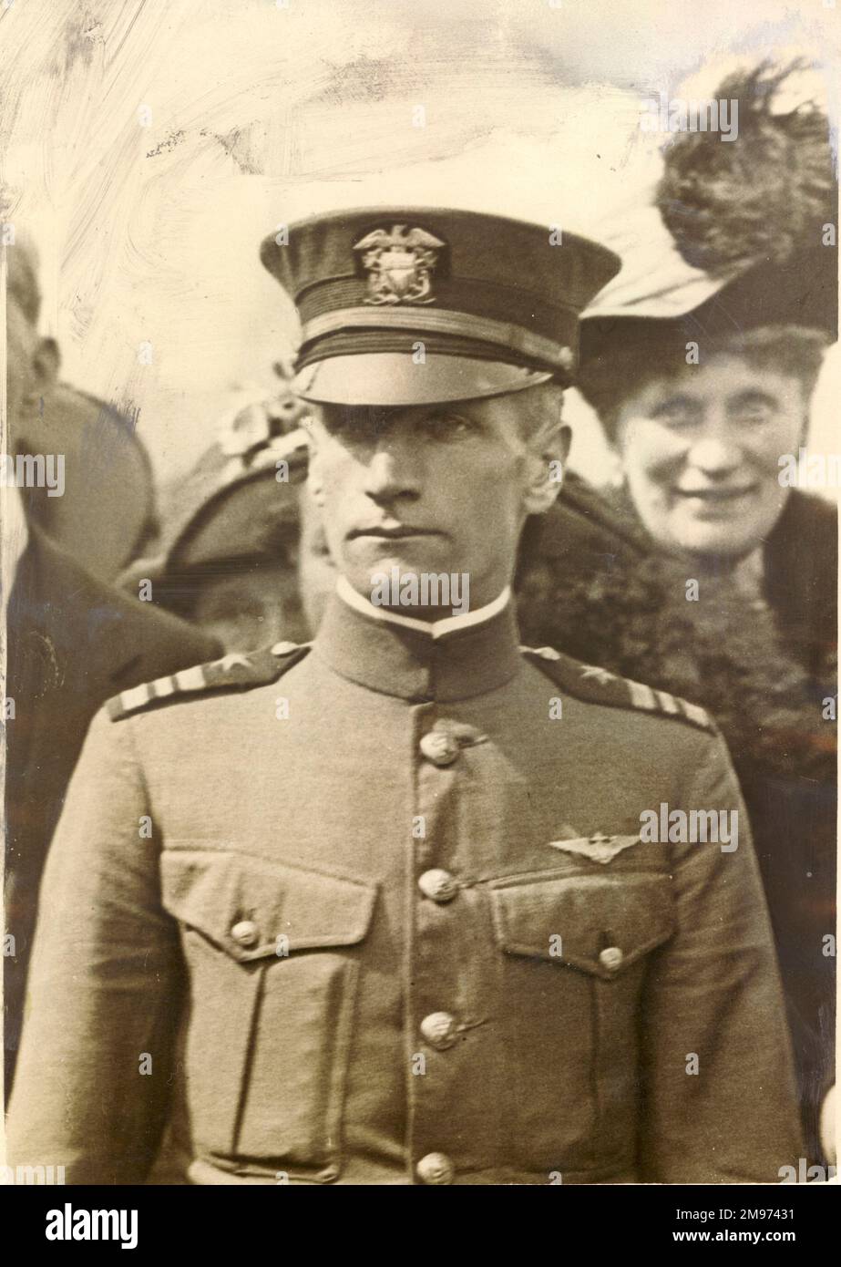 Tenente-Comandante A.C. Read, USN, che comandò il volo Curtiss NC-4 che realizzò il primo attraversamento aereo dell'oceano Atlantico (per tappe attraverso le Azzorre). Partendo da Trepassy Bay, Terranova, il 16 maggio 1919, il volante arrivò a Lisbona - via Ponta Delgada - il 27 maggio, e poi fece un volo simbolico a Plymouth, da dove i Padri Pellegrini originari partirono per l'America nel 'Mayflower' il 6 settembre 1620. Foto Stock