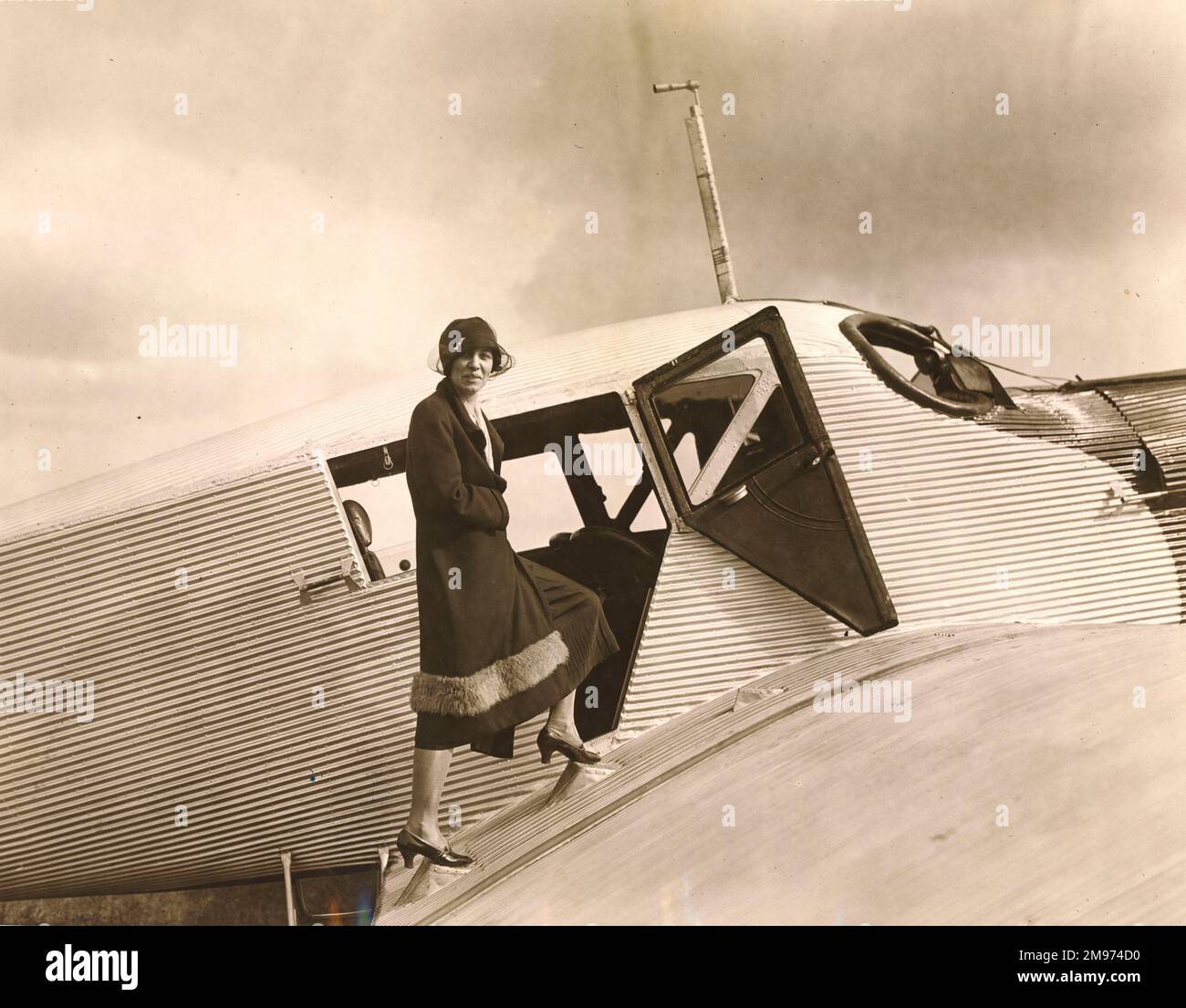 Amy Johnson (1903-1941), pioniere aviatore britannico, a bordo di un aereo Junkers F 13. Foto Stock