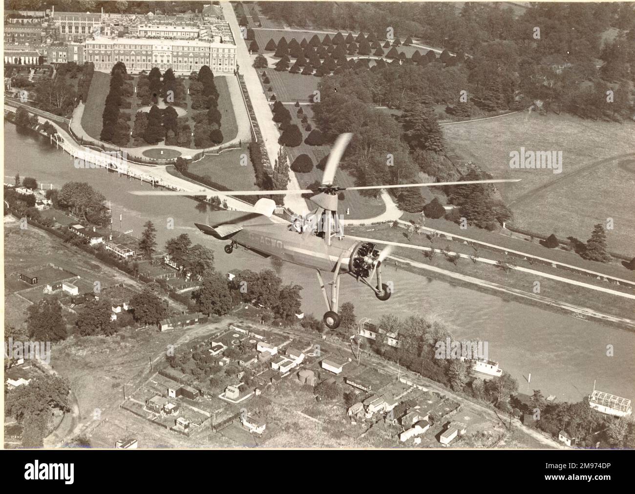 Avro 671 Cierva C30A, G-ACWO, su Hampton Court. Il pilota è R.A.C. Brie. circa 1934. Foto Stock